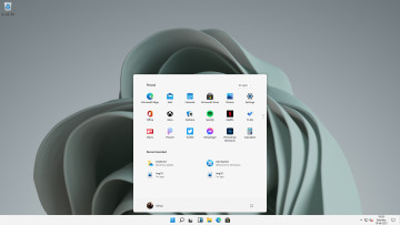 Plocha Windows 11 se středovou nabídkou Start s ikonami aplikací